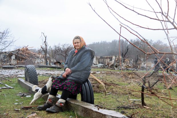 Soldații ruși au plecat cu o canapea din casa unei ucrainence. „Au furat tot. Iar ce n-au putut fura, au distrus”