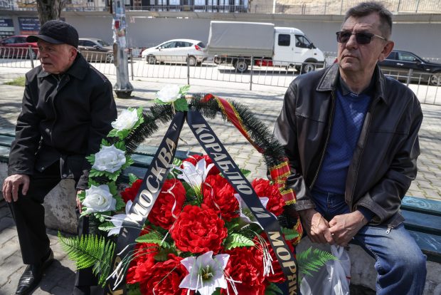 Rusia nu recunoaște că au murit marinari pe Moskva, dar la ceremonia din Sevastopol au fost coroane de flori pe care scria „Pentru navă și echipaj”. Ce spune Kremlinul