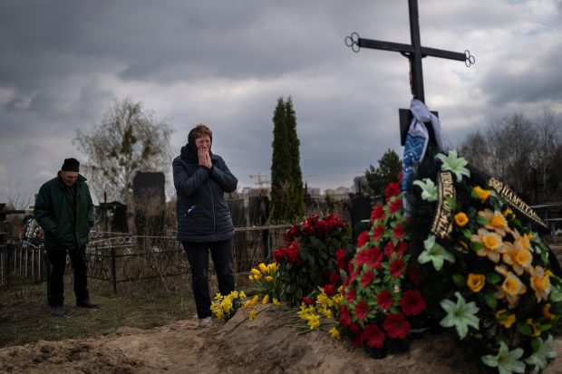 ”Pericol. Cimitirul e minat”. Ucrainenii merg să-și plângă morții printre bombele lăsate de soldații ruși