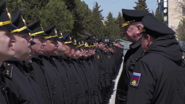 Rusia susține că echipajul de pe crucișătorul scufundat Moskva a fost salvat și prezintă primele imagini „doveditoare”