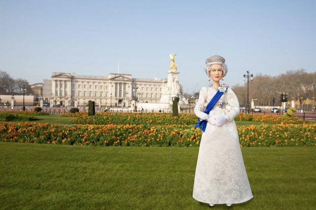 Păpușă Barbie pentru regina Elisabeta a II-a, pentru a marca 70 de ani de domnie
