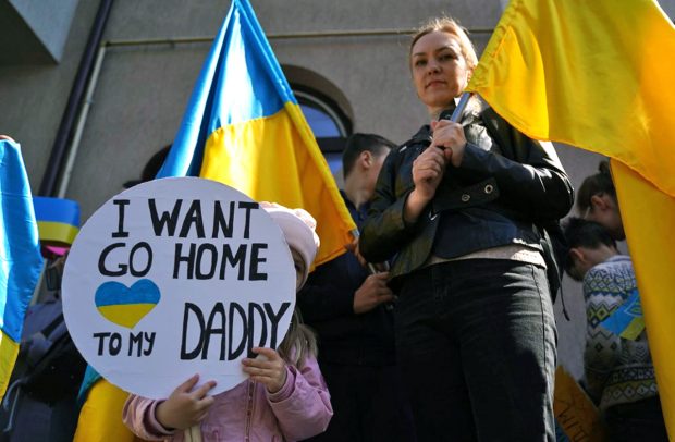 VIDEO | Femei cu copii din Ucraina, protest în fața Consulatului Rusiei de la Constanța. „Vreau să merg acasă, la tati”