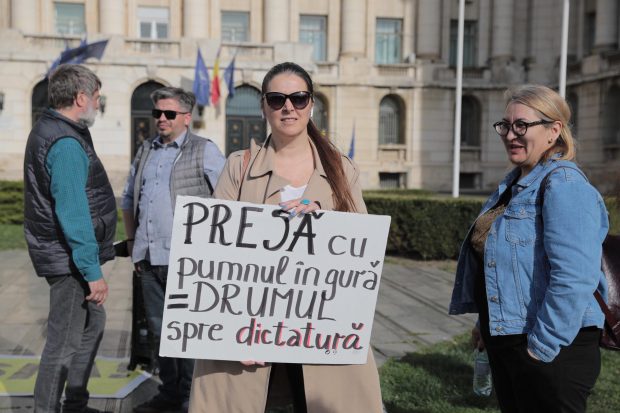 VIDEO | Protest în fața Ministerului de Interne în semn de solidaritate cu jurnalista Emilia Șercan