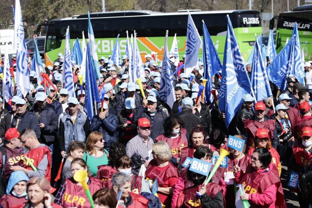 Proteste sindicale în fața Guvernului. Ministrul Muncii a venit în mijlocul manifestanților