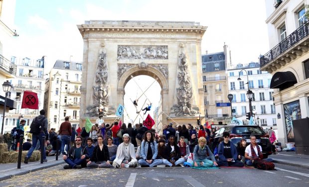 VIDEO | Sute de militanți și susținători ai unei organizații ecologiste protestează la Paris: „Lumea aceasta este pe moarte”