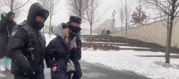 VIDEO | Peste 170 de oameni arestați azi pentru proteste împotriva războiului în Moscova și în alte orașe din Rusia