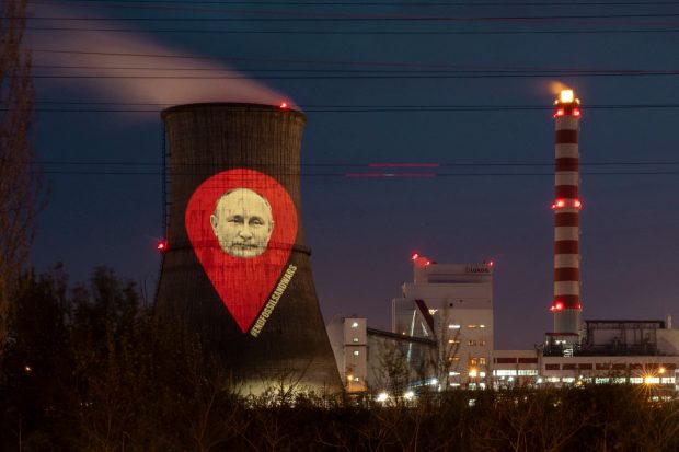 Protest Greenpeace la Ploiești. Chipul lui Putin, proiectat pe turnul rafinăriei Lukoil