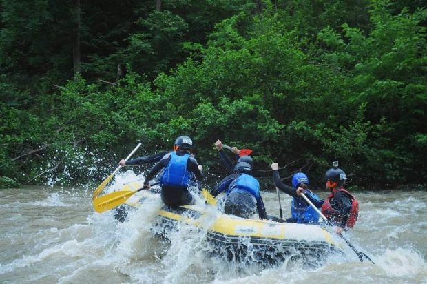 Tragedie la rafting pe Jiu. Un om a murit după ce trei bărci cu 22 de persoane s-au răsturnat
