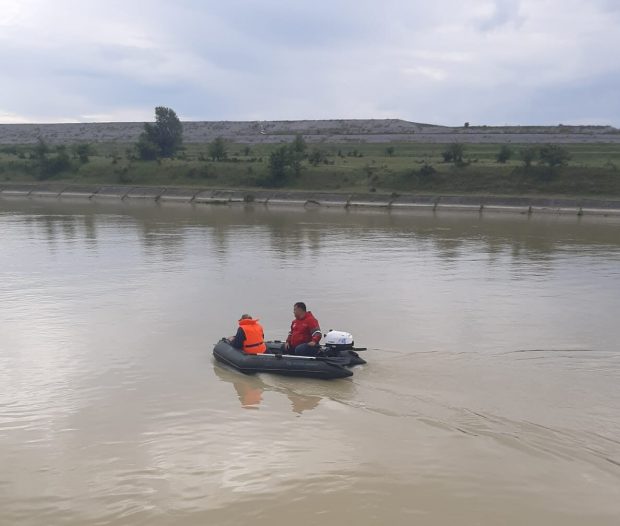 Accident la rafting pe Jiu. Mai multe bărci pe Jiu s-au răsturnat. La intervenție participă și salvamontiștii
