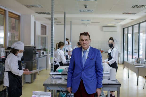 Românul care s-a întors din Franța și vrea să facă primul restaurant cu stele Michelin: „Cum vreți să progresăm, când noi mâncăm același lucru: șnițele, piept de pui, mici?”