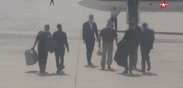 Imagini de la schimbul de prizonieri dintre Rusia si SUA. „Au trecut unul pe lângă altul, ca-n filme”