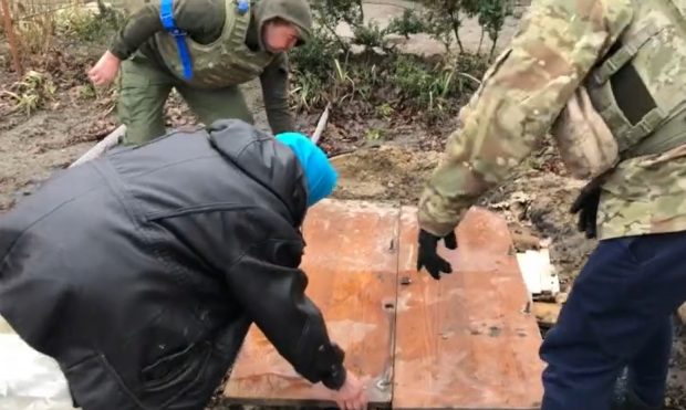 VIDEO. O mamă din Bucha arată cum și-a îngropat sub frunze, plastic și resturi de mobilier fiica omorâtă de ruși: „A ieșit la poartă, a crezut că sunt ai noștri”