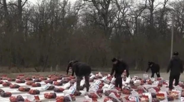 FOTO. O pungă de cartofi, una de ceapă… Ce ar fi primit familiile cecenilor uciși în Ucraina de la guvernul lui Ramzan Kadîrov