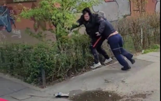 VIDEO. Un șofer STB, filmat în timp ce bate un livrator pe bicicletă sub privirile pasagerilor. „Chemați Poliția! Nu-l mai lovi!”