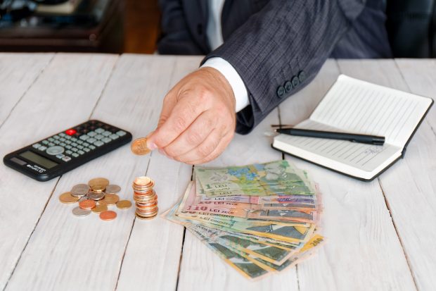 Aur, artă, bănci? Ce facem cu banii pe timp de criză sau război. Cinci sfaturi financiare de la economiști