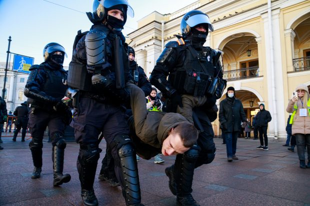 Studenții din Sankt Petersburg riscă exmatricularea, dacă merg la proteste față de război. 20 dintre ei au fost iertați după intervenția a doi deputați
