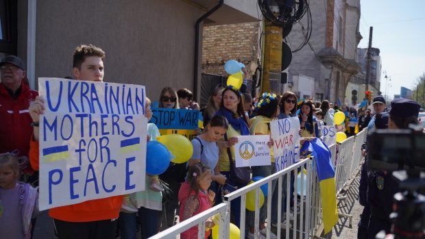 VIDEO | Protest al mamelor din Ucraina în fața Consulatului Rusiei la Constanța. Au adus păpuși ce poartă scutece vopsite cu roşu