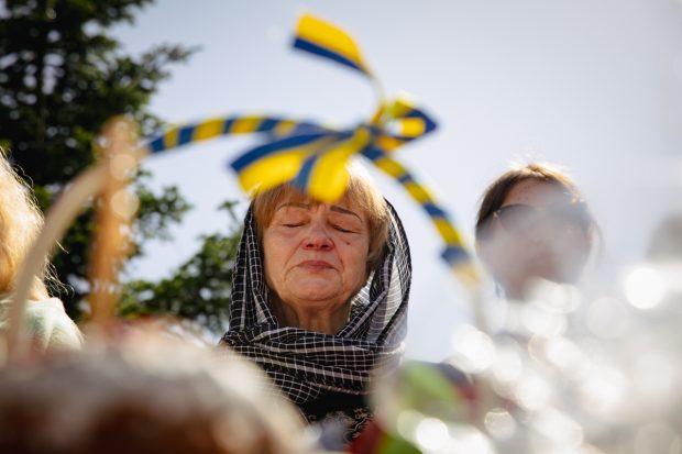 REPORTAJ. „Hrestos voskres!” Sute de refugiați s-au strâns la biserica ucraineană din Drumul Taberei: „Vom învinge, pentru că de partea noastră sunt dreptatea și pacea”