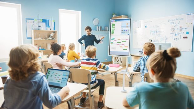Cât de eficientă e predarea cu ajutorul unei table inteligente. Ministerul Educației promite câte una în fiecare clasă
