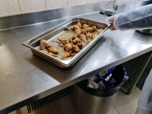 Mâncare expirată, mucegai și mizerie, asta au găsit comisarii ANPC în urma controalelor efectuate la 3 spitale din București