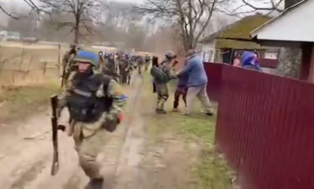 VIDEO | „Cât v-am așteptat!” Soldați ucraineni, primiți cu lacrimi și mâncare de oamenii dintr-un sat eliberat