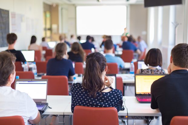 România, pe ultimul loc în UE la procentul de elevi și studenți care și muncesc. Un rector, un reprezentant al studenților și un trainer analizează cauzele