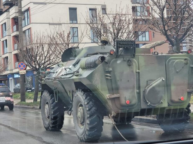 VIDEO |  Un TAB al Armatei Române a blocat un bulevard din Timișoara, după ce s-a defectat