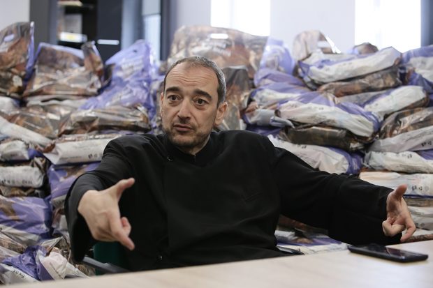 REPORTAJ. Un preot rămas pe drumuri după ce i-a ars casa oferă adăpost pentru zeci de mame şi copii ucraineni. „Știu ce înseamnă să ai viața în trei sacoșe”