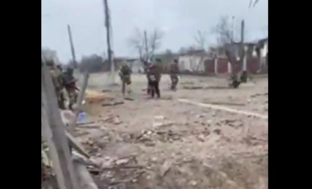 VIDEO| Soldat din Batalionul cecen „TikTok” împușcat după ce a scăpat arma din mână și s-a întors să o ridice