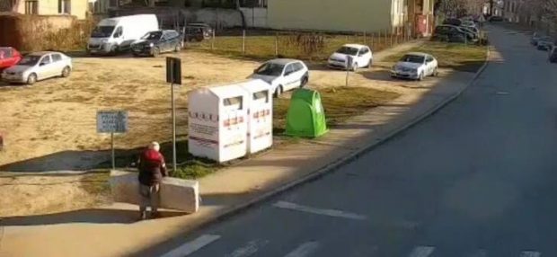 VIDEO | Doi timișoreni au fost amendați cu 2.000 de euro fiecare, după ce au aruncat o saltea și o canapea pe o stradă din oraș