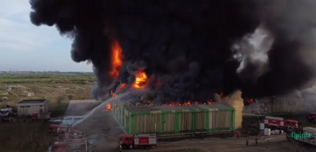 Incendiu puternic în Timișoara, la o fostă fabrică de țigări. În hala de lângă e depozitat azotat de amoniu lichid