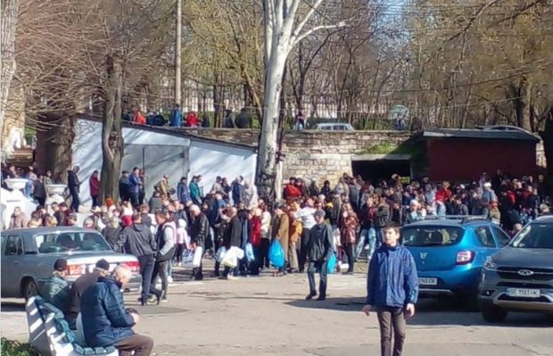 Orașul ucrainean Mikolaiv, fără apă potabilă de patru zile. Oamenii au făcut cozi uriașe pentru a lua apă din râuri și izvoare