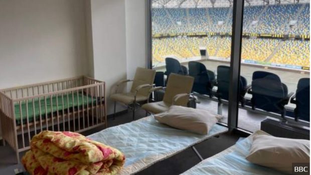 „Ca o cameră de hotel!”. Un club de fotbal ucrainean a transformat lojile VIP în spații de cazare pentru refugiați