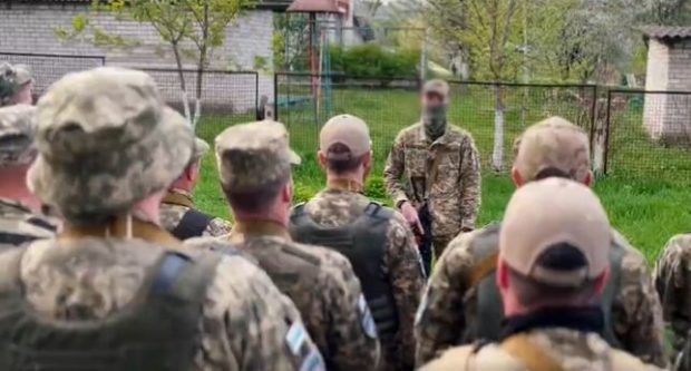 Imagini cu un grup de ruși care luptă în Ucraina împotriva soldaţilor lui Putin, prezentate de NEXTA