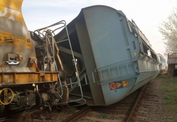 Un vagon al unui tren de marfă, răsturnat în județul Bihor. Alte două vagoane au deraiat