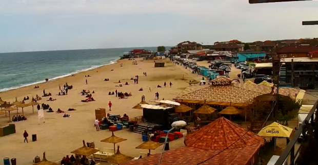 LIVE VIDEO de pe plaja din Vama Veche. La mare începe distracția de 1 Mai