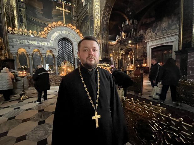 CORESPONDENȚĂ DIN KIEV. În așteptarea Învierii printre baricade, soldați înarmați și alarme, un preot are un mesaj pentru români: „Ne-ați ajutat enorm. Și nu vom uita asta niciodată”