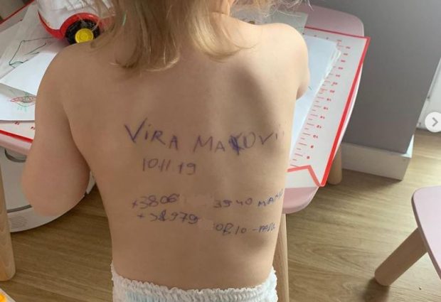 „Mi-a fost frică că vom muri și nu va afla niciodată cine este”. Ce s-a întâmplat cu fetița ucraineană căreia părinții i-au scris datele de contact pe spate
