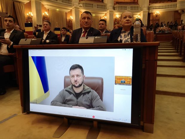 LIVE | Președintele Ucrainei, Volodimir Zelenski, imagini cu masacrul de la Bucha în Parlamentul României: „Peste 300 de oameni simpli au fost torturați”