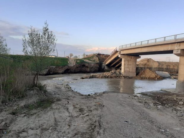 Un pod peste râul Putna, aflat în lucru, s-a prăbușit din cauza ploilor din ultimele zile