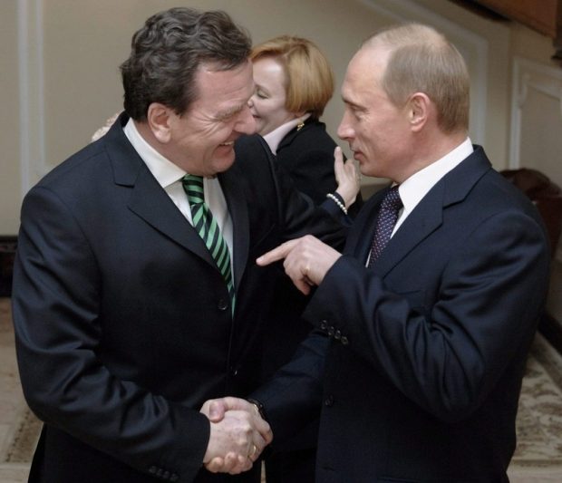 „Președintele Rusiei este interesat să pună capăt războiului”. Cum a devenit fostul cancelar Gerhard Schröder omul lui Putin în Germania  – analiză NY Times