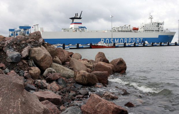 Activiștii Greenpeace s-au legat cu lanțuri de o navă care aducea petrol din Rusia în Norvegia