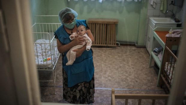 „Căutăm femei care să ne țină copiii în brațe”. Apelul dintr-o gară din Ucraina care a salvat 75 de orfani