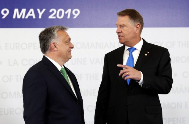 Două fețe diferite ale antidemocrației. Ce-i separă și ce-i unește pe Viktor Orban și Klaus Iohannis