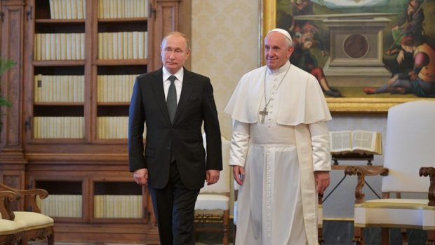 Putin a refuzat de trei ori solicitarea Papei de a evacua oamenii de la Azovstal: „Sfântul Părinte a oferit o navă sub steagul Vaticanului”