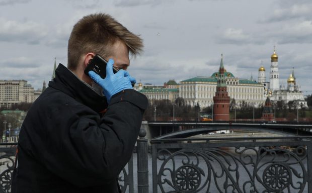 84.000 de apeluri într-o săptămână. Oameni din toată lumea sună la întâmplare în Rusia pentru a le spune rușilor adevărul despre invazia din Ucraina