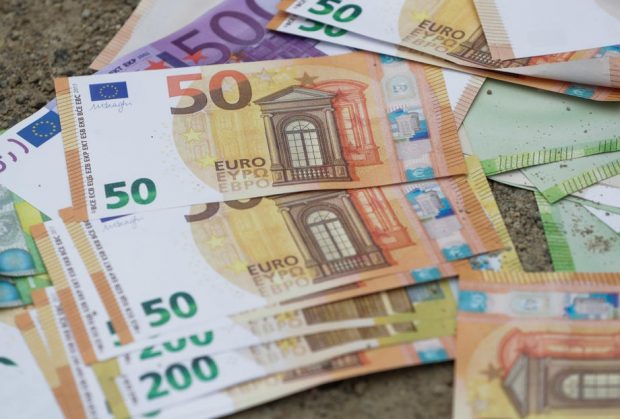 Ce a găsit în dulapuri un german care a cumpărat online mobilă folosită de bucătărie