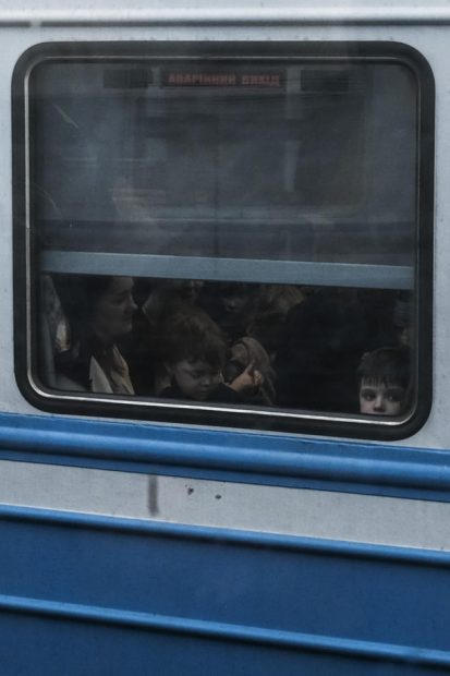 Scrisoarea unui băiețel de 9 ani dedicată mamei ucise de ruși: „Mulțumesc pentru copilăria mea. Îți promit că voi fi cuminte, ca într-o zi, să ne întâlnim în Rai”