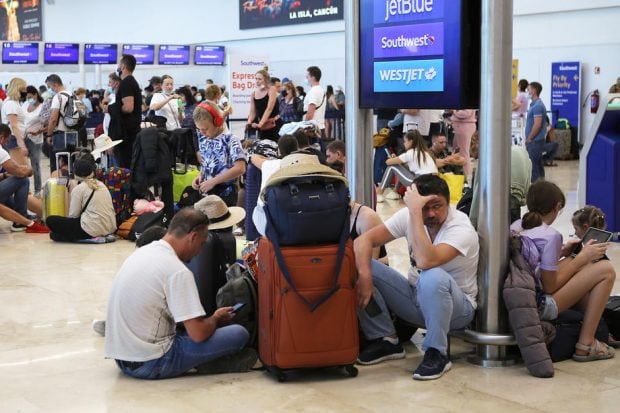Zeci de mii de turiști ruși sunt blocați în Asia, fără bani, din cauza sancțiunilor impuse după începutul războiului