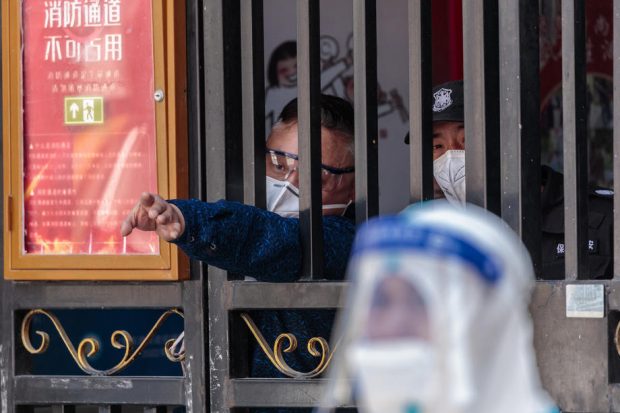 VIDEO | „Controlați-vă dorința de libertate. Nu deschideți fereastra și nu cântați”. Restricțiile anti-COVID din Shanghai, difuzate din drone